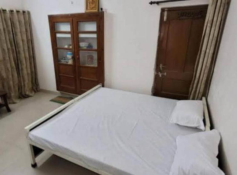 In Chowk Near Ganga Ghat ,kashi Vishwanath And Ram Bhandar Kachori Homestay