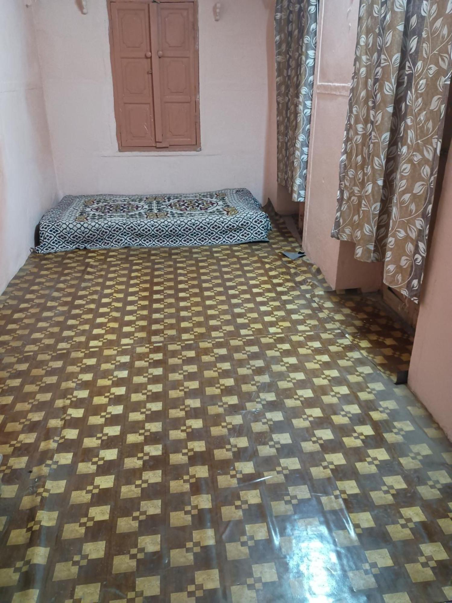 In Chowk Near Ganga Ghat ,kashi Vishwanath And Ram Bhandar Kachori Homestay *